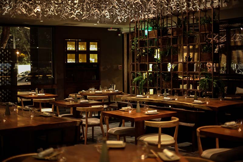 Otro detalle del salón. Al costado, la barra de tragos. Hay un gran predominio en el uso de la madera ent oda la ambientación.