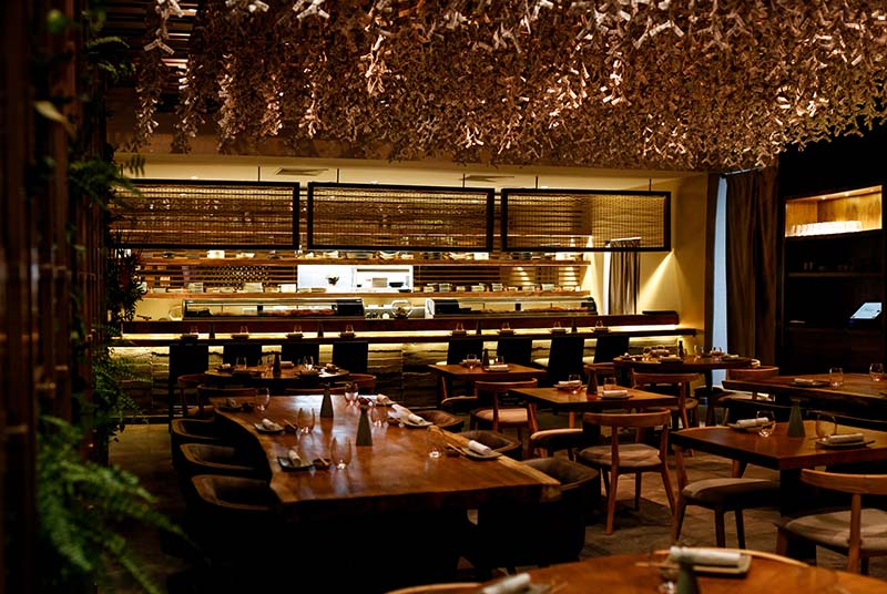 El salón principal de Osaka. Al fondo está la barra de sushi, un espacio donde se puede apreciar y degustar la cocina en vivo. Lo que cuelgan del techo son los Omikuji.