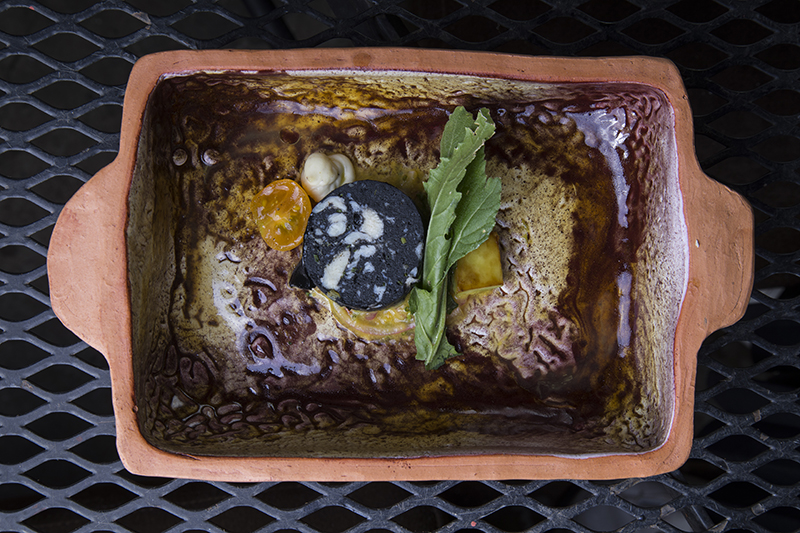 Lo que se ve en el medio de forma redonda y color oscuro es surubí. Un plato muy pintoresco preparado por Rodolfo Angenscheidt. Fotos de Loli Ferrés para Mandibula.