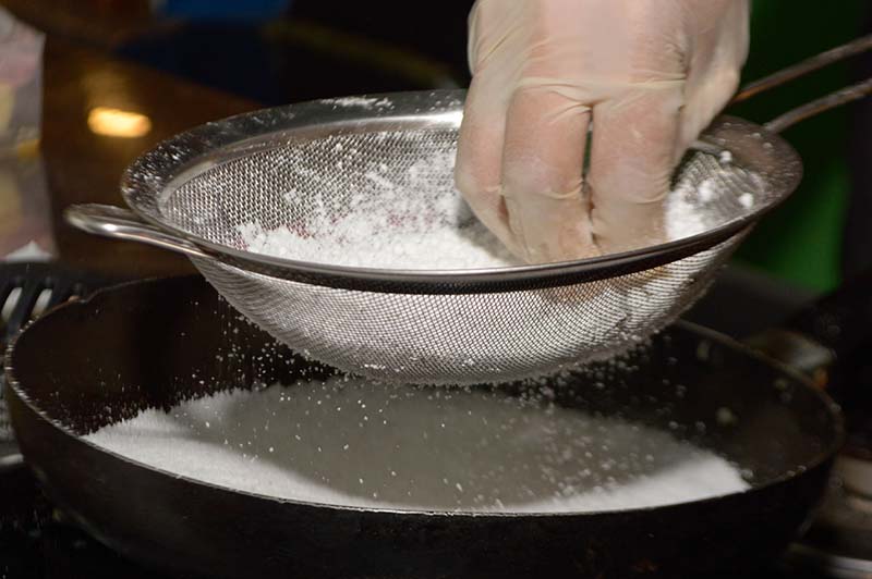 De esta forma se elabora el tapioguay. Se tamiza la tapioca sobre una sartén de teflón formando un fina capa en un proceso similar al del mbeju.