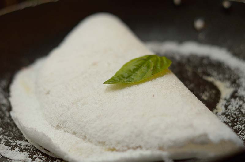 Otra variedad de tapioguay. Es un sandwich que tiene una apariencia de empanada, relleno con ingredientes que elige el cliente.