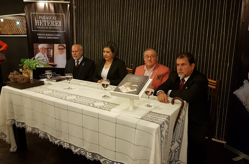 Se presentó anoche el libro Paraguay Heterei. En la foto aparecen Juan Speratti, Teresita Benegas, Marcos Ismachowiez y Luis Verón, durante la ceremonia cumplida en la Escuela Gastronómica O`Hara.