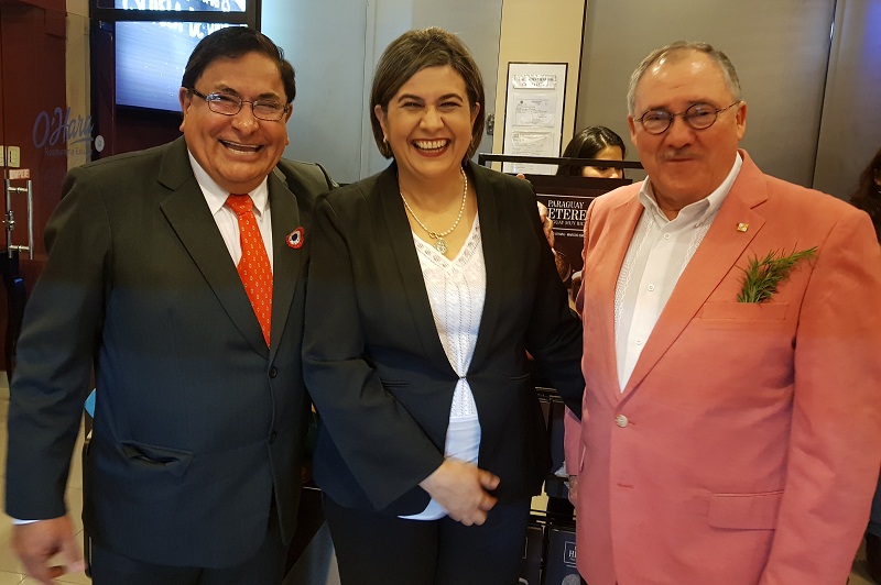 Benjamín Asado Benítez junto a los autores del libro Paraguay Heteri, Teresita Benegas y Marcos Ismachowiez.