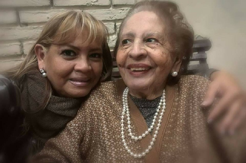 María de los Angeles de Villamayor en una de sus fotos más recientes. Aparece con su hija Marietta, quién sigue sus pasos profesionales.