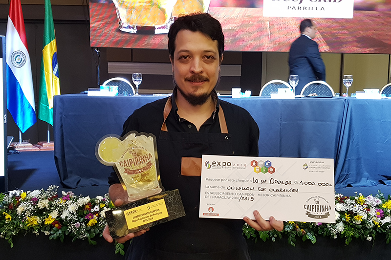 Enrique García, representando a Lo de Osvaldo, fue el ganador del quinto campeonato nacional de caipirinha que se realizó el fin de semana pasado.