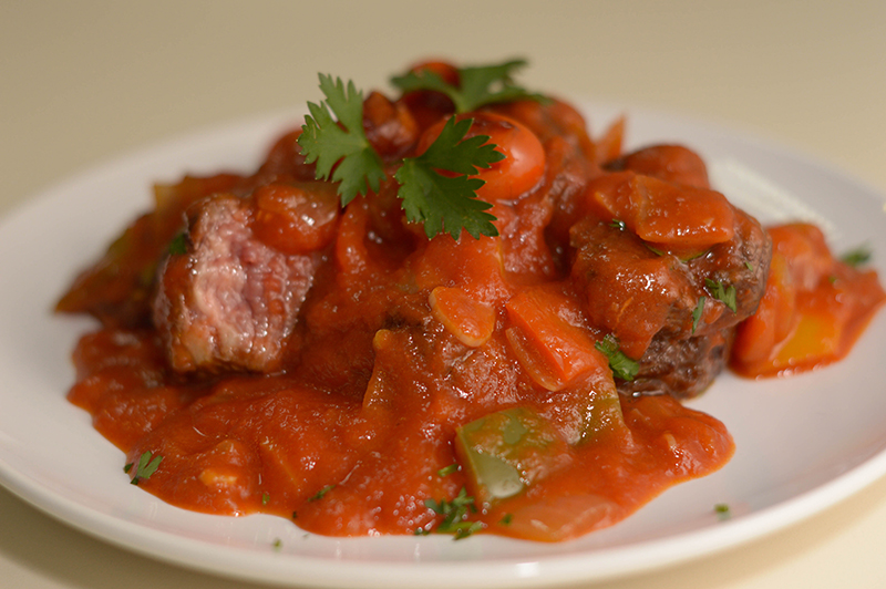 Un ragú de ternera. Se puede dar a la base la textura que uno desee agregandole ingredientes sin que pierda su grado ideal de acidez.
