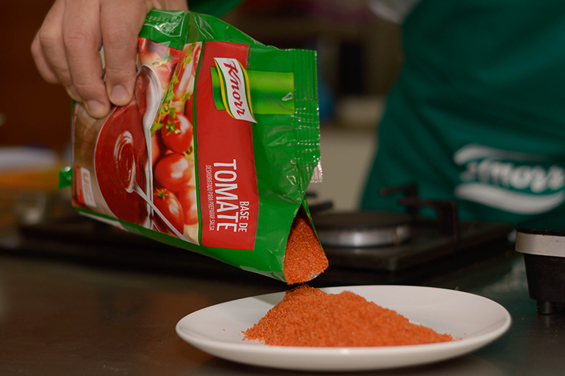 Este polvo es la base de tomate deshidratado con la cual se puede preparar infinidad de salsas. Cocinarlo en agua hirviendo tarda solo un minuto.