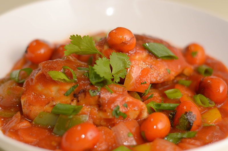Pollo a la portuguesa. Aquí a la base le agregaron verdeos y tomates cherry. El color se mantiene en todas las preparaciones.