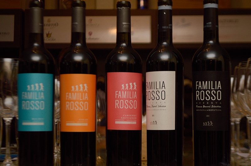 Vinos reservas y gran reserva. En alguna de las etiquetas puede observarse la imagen de cuatro vendimiadores que reflejan las cuatro generaciones que se han dedicado a este proyecto.