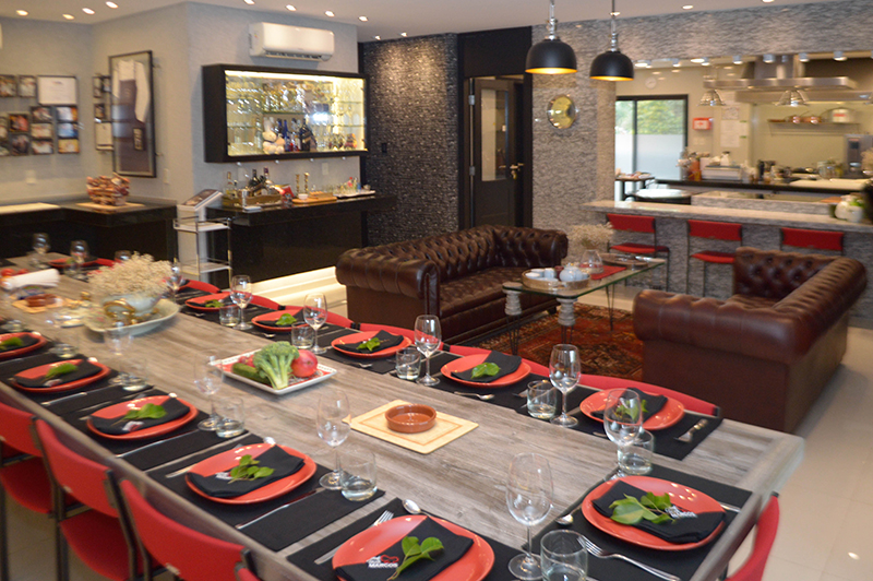 Otra vista del salón del restaurante privado. Finamente decorado. Allí recibe a sus familiares y amigos.