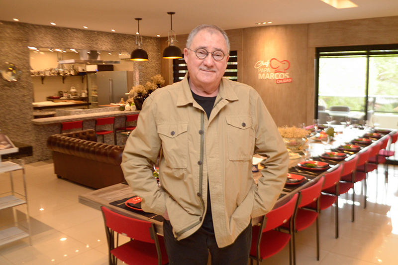 El chef Papá Marcos en medio de su restaurante privado. Allí recibe a sus familiares y amigos. Al fondo, se divisa parte de la cocina que está equipada como ninguna otra.