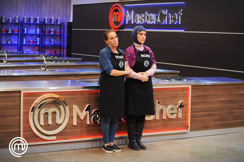 Tatiana e Ingrid esperando la decisión final del jurado. La prueba de eliminación consistió en cocinar con huevo. Ingrid tuvo que dejar las cocinas del programa. Tatiana se salvó de milagro. Foto del Facebook oficial de MasterChef Paraguay.