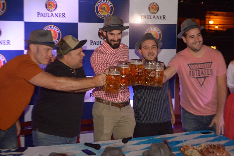El jueves se realizó el lanzamiento del Oktoberfestbier Paulaner. En la foto aparecen, de izquierda a dereche, Roger Careaga, titular del AMCHA, Macizo Torres, presentador; Nico Benavente, brand manager y los que ganaron una promoción para asistir a la Oktoberfest de Munich, Alemania.
