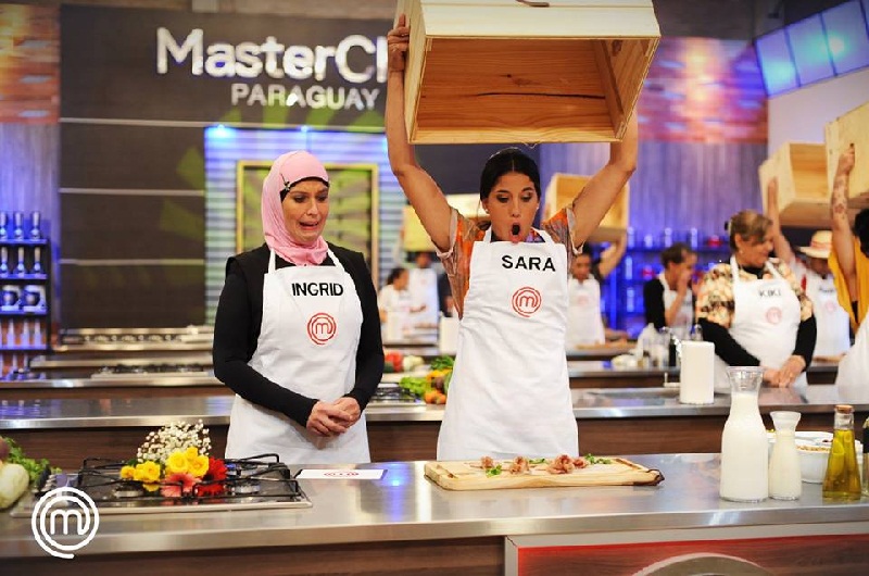 La cara de Ingrid y Sara lo dice todo. Pero los participantes de MasterChef deben enfrentar todo tipo de situaciones.