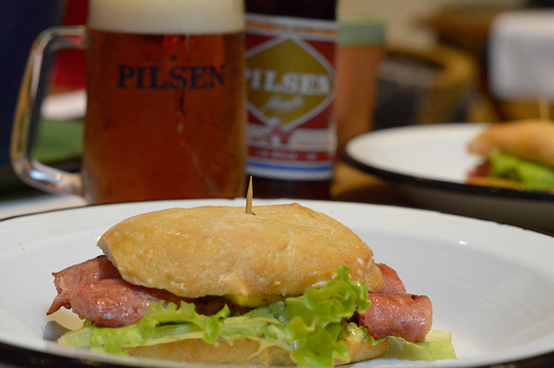 La idea de Ñande Pilsen La Roja es que se constituya en una cerveza que pueda ser maridada con producos gastronómicos. Aquí un choripan de Pozo Colorado ideal para acompañarla.