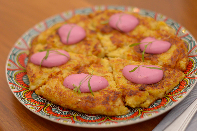 Chipa guazú hecho a la paila y terminado con queso crema vegano, brotes y una lactonesa de remolacha.