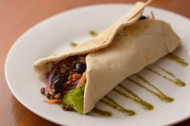 Esto es un wrap de lentejas, cebolla, zanahoria, aceitunas, lechuga Pirati y Tzatkzaki, con una salsa picantona.