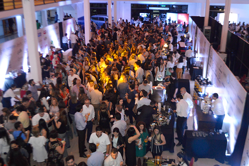 Así lució anoche el Drink&More. El Centro de Convenciones Mariscal estuvo repleto de gente. Pero no llegaron a vender todas las entradas disponibles.
