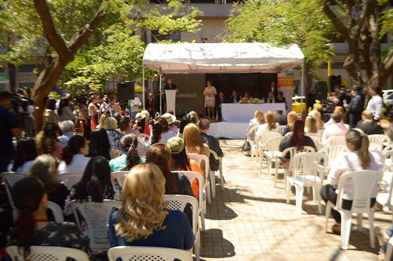 Acto oficial por el Día Mundial de la Alimentación. Fue presidido por la Primera Dama. Se cumplió en la plaza Juan E. O´Leary.