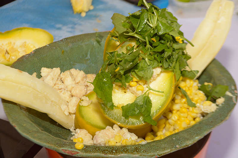 Surubí, choclo, mandioca, zapallo y unos yuyos a manera de ensalada fue el plato que prepararon Rodolfo y Daniela.
