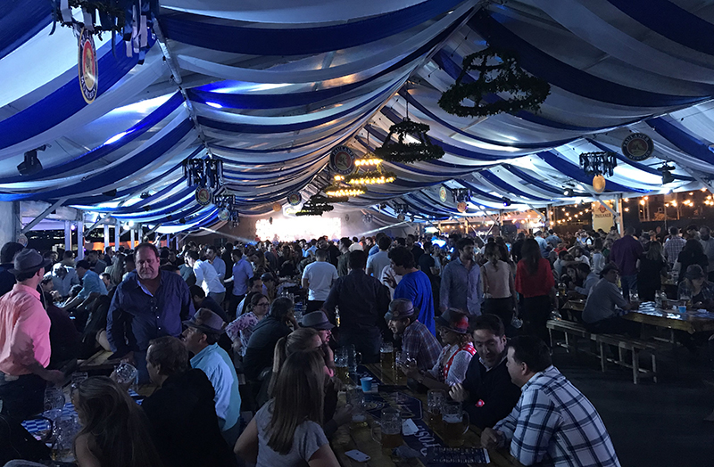 Una multitud llenó anoche la carpa Paulaner en la costanera. A la intemperie también había mesas llenas.