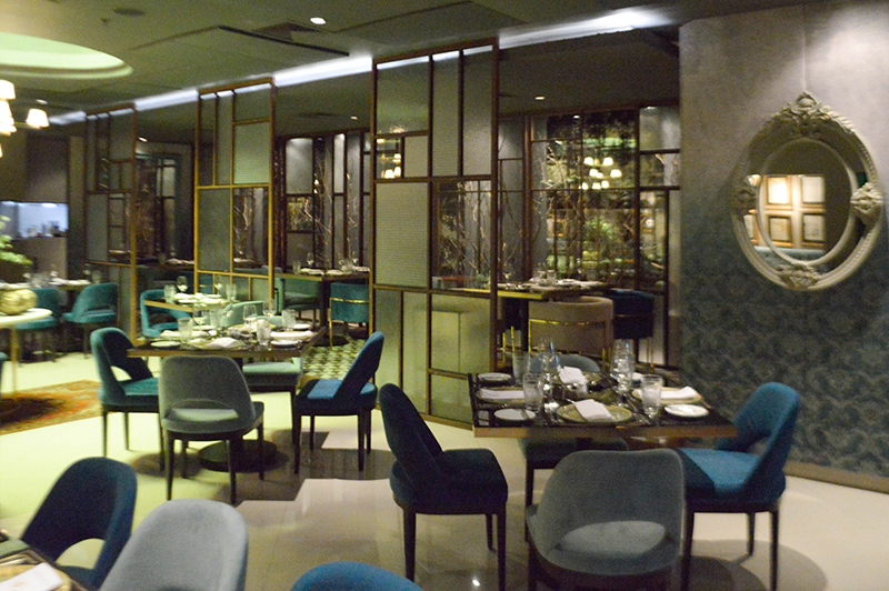 Vista general del salón del restaurante Josephine que se adhiere a la celebración de la gastronomía francesa.