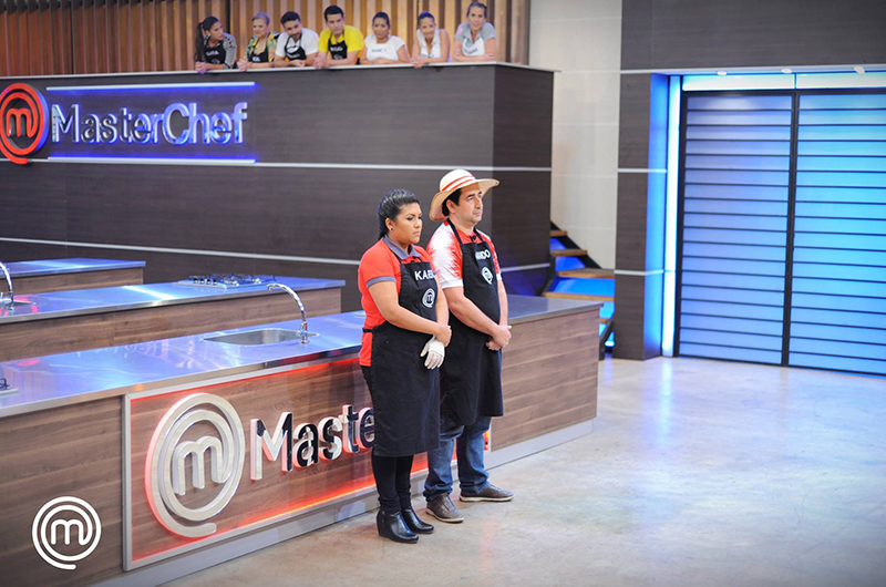 Karen y Armando fueron eliminados anoche de MasterChef. Por primera, dos en el mismo programa. No cumplieron con la consigna de preparar un Bife de Chorizo a caballo. Foto del Facebook oficial.