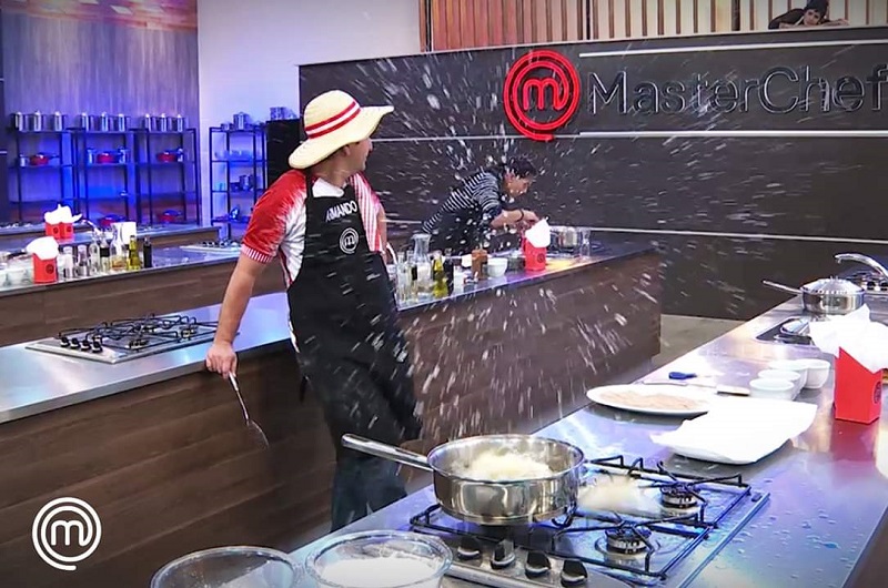 Preciso instante en que la explosión de los churros salpica toda la estación de trabajo de Armando, quién por fortuna no recibió ninguna quemadura. Foto del Facebook Oficial de MasterChef.