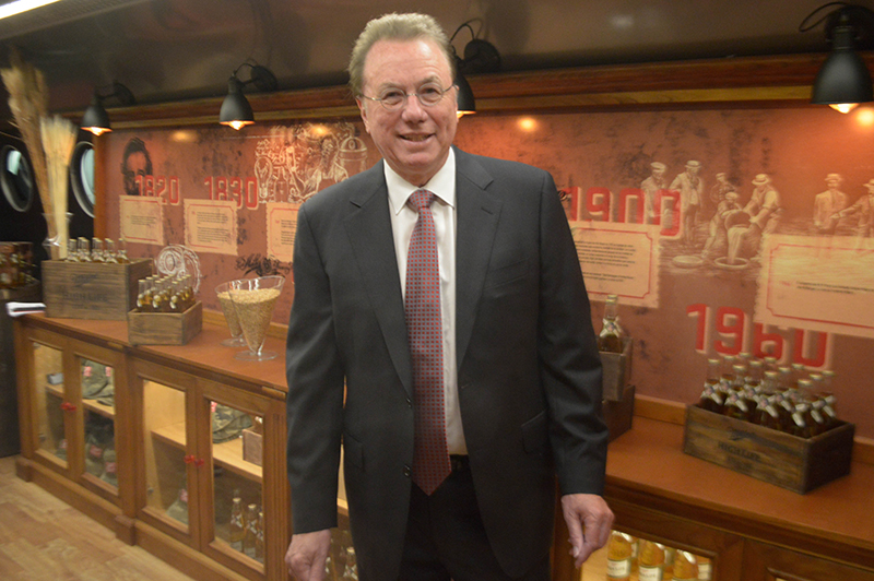 El Dr. David Ryder, maestro cervecero de Miller, dentro de la casa rodante donde se detalla la historia de la High Life desde 1903 hasta nuestros días.