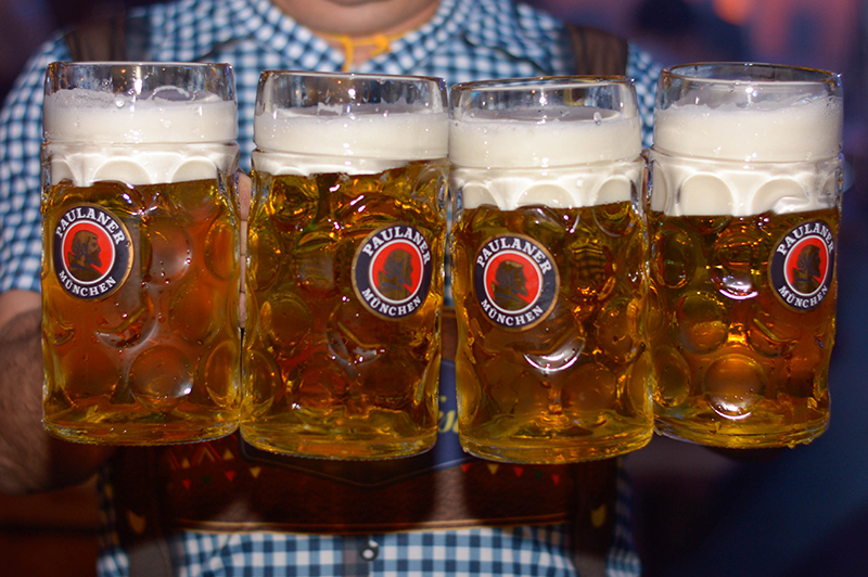 Por el precio de la entrada, los adquirentes recibían una manija oficial de Paulaner y el contenido de un litro de cerveza.