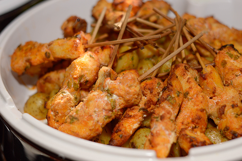 Pinchos de surubí cocinados al horno y con aderezo de cilantro, perejil, ajo, pimiento, comino y limón.