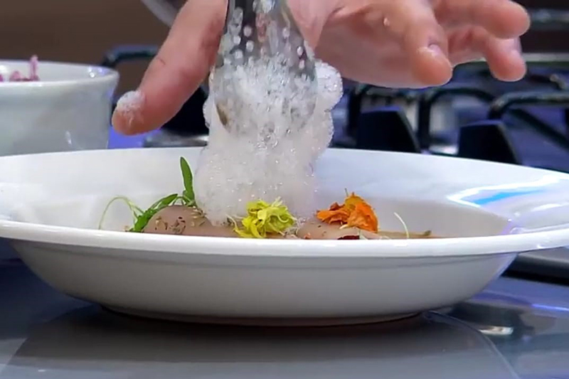 La espuma blanca que vemos es el limón que habitualmente solemos poner en el soyo. Se logra con una técnica de aireado utilizando emulsionantes.