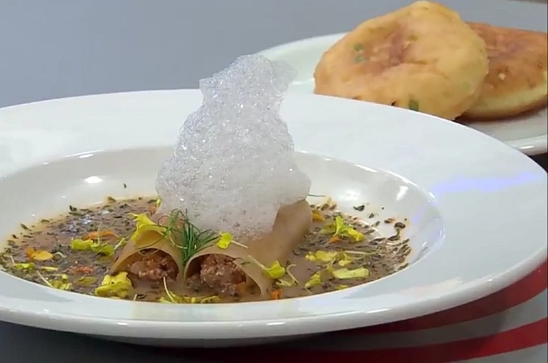 Un soyo de vanguardia. La parte sólida está contenida en unos canelones de gelatina y una espuma de limón sazone y decora el plato. Mas atrás se ven las tortillitas con una textura totalmente diferente.
