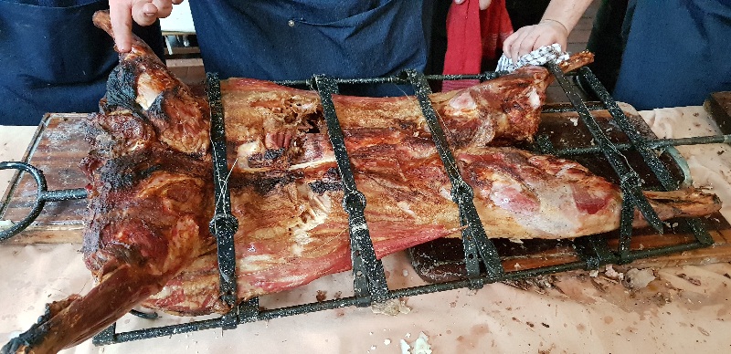 Uno de los platos preparados ayer. Un cordero entero. Hubo diversos cortes de carne y diferentes técnicas de cocción.
