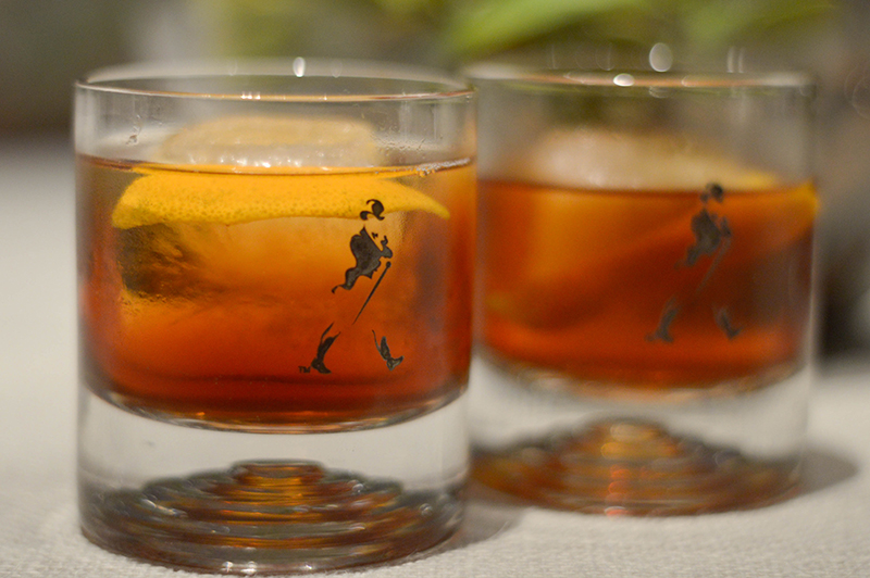 Una reversión del clásico Old Fashion. Una medida de Ron Zacapa, almibar y bitter de Angostura.