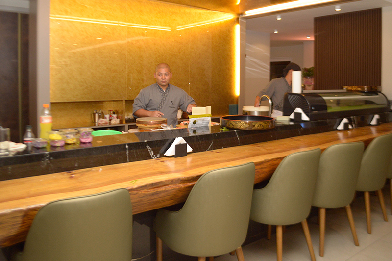 Una barra de sushi donde se puede degustar una producción en vivo está ubicada en la planta baja en el salon principal.
