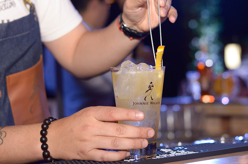 El Highball lleva una medida de whisky por cinco de ginger ale y una rodaja de limón. Así el Jhonnie Walker se convierte en un trago refrescante y delicioso.