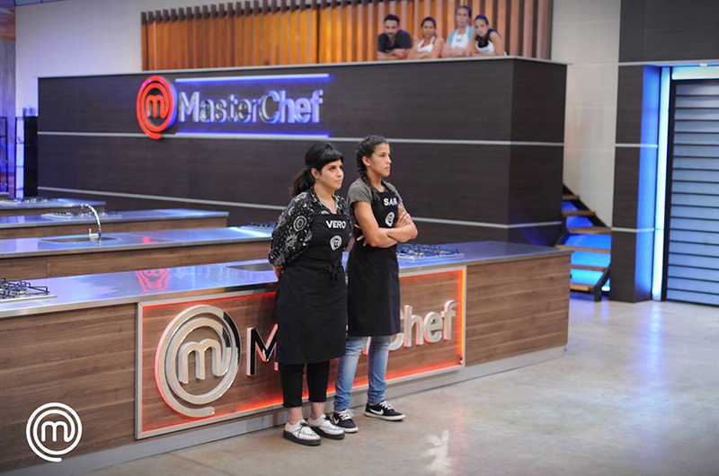 Sara y Vero quedaron entre las últimas en clasificar. Y terminó eliminándose Sara. Fotografías del facebook: MasterChef Paraguay.