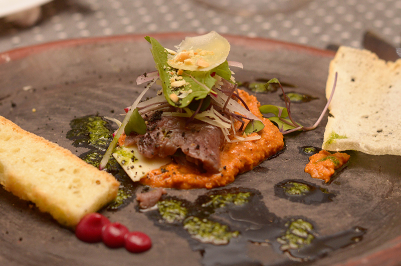 Un carpaccio de ternera, donde no se llega a ver las láminas de carne porque van envueltas. Pero el sabor estuvo logrado.