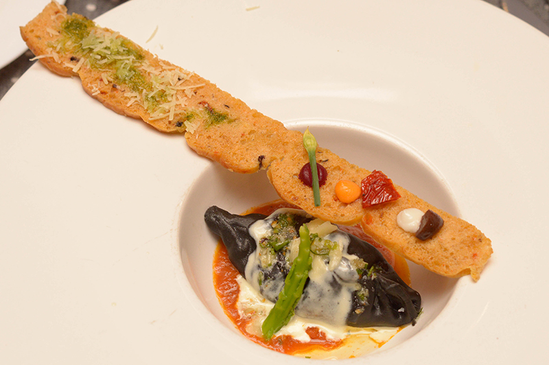 Esto es Culurgione al Nero di sepia. Una pasta pintada con tinta de calamar y que iba rellena con camarones, con salsa de tomates asados a la leña. Acompñado de pan rùstico de Cerdeña, de donde es originario el plato. Una novedad y toda una exquisitez.