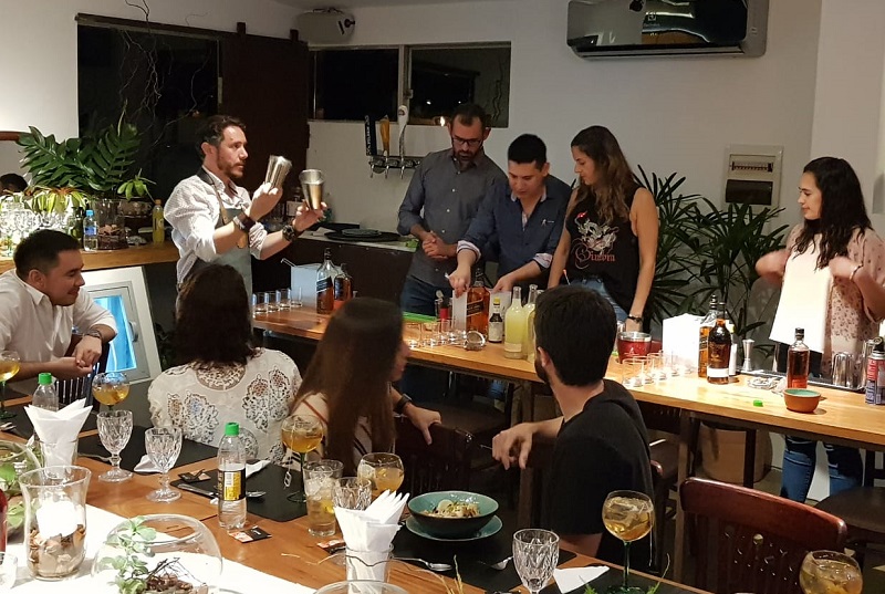 Alvaro Pereira, cocktail ambassador de Johnnie Walker, enseñando el uso de las cocteleras en un taller reallizado en Kitchen Lab.