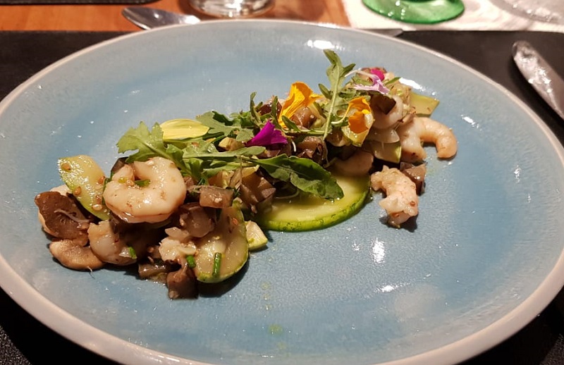 Uno de los platos que acompañaron a los tragos. Se trata de una ensalada fresca de camarones en leche de coco y cilantro.