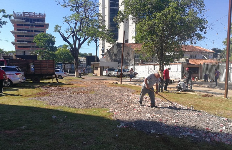Intensa es la actividad en el predio de la futura parrillada. A la derecha de la foto se montará una pequeña terraza. El lugar tiene un amplio espacio para estacionamiento.