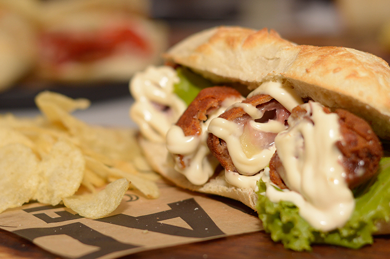 Este es un montadito Premium. Se hace con un pan especial y es un poco más grande que los demás. Lleva milanesita, tomate, lechuga y mayonesa.