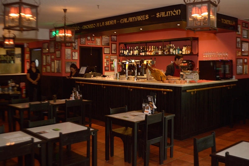 El local está ambientado al estilo de los 100 Montaditos que existen en España. Un lugar sencillo, informal especial para compartir entre amigos y familiares.