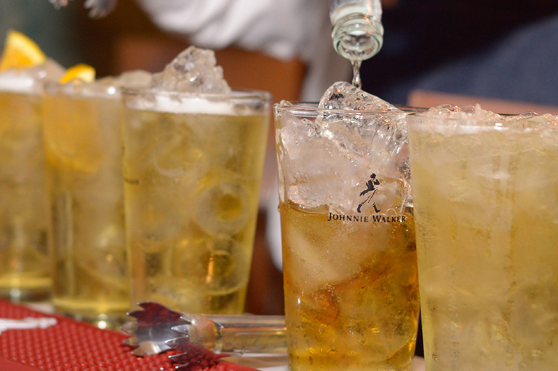 Johnnie Walker quiere romper algunos paradigmas. Uno de ellos es eso de que el whisky no se mezcla. Ahora está propiciando su consumo en combinación con bebidas refrescantes.