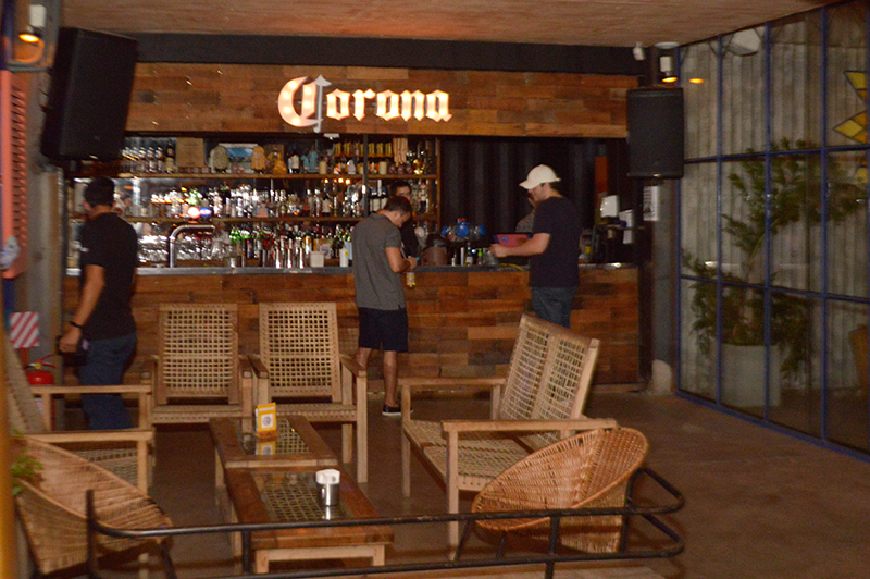 El bar dentro del salón principal. Nada hace pensar que gran parte de la estructura está fabricada con contenedores.