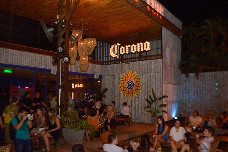 Parte de la terraza y el patio al aire libre con que cuenta el local. Siempre utilizando todos los materiales que se pueden reciclar.