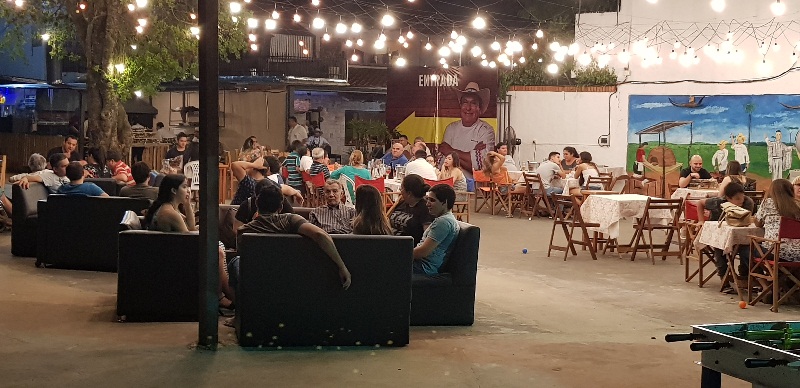 Un sector del espacio al aire libre que dispone la Parrillada paraguaya de Asado Benítez para atender a sus clientes. Se habilita de acuerdo a las condiciones del tiempo.