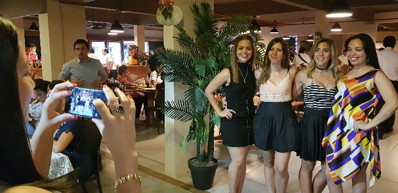 Las jóvenes también presentes en nuevo local gastronómico. Una propuesta que se hace extensiva a una gran gama de clientes.